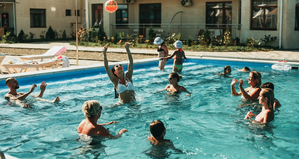Средний бассейн с прохладной водой Средний бассейн с прохладной водой